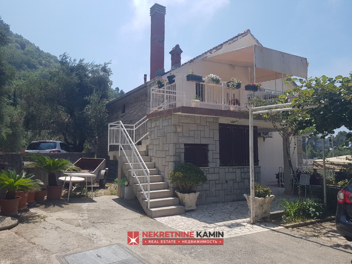Kuća apartmanskog tipa 500m od mora, Sveti Stefan